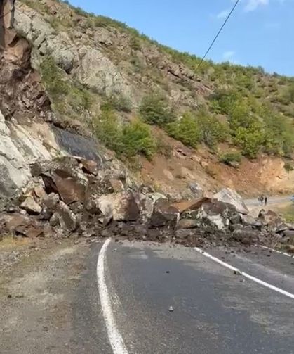 Artvin'de heyelan nedeniyle köy yolu ulaşıma kapandı