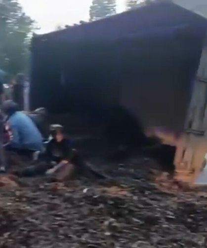 Düzce'de traktör römorku devrildi: 11 yaralı