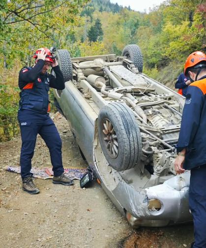 Freni tutmayan kamyonet takla attı; 2 yaralı