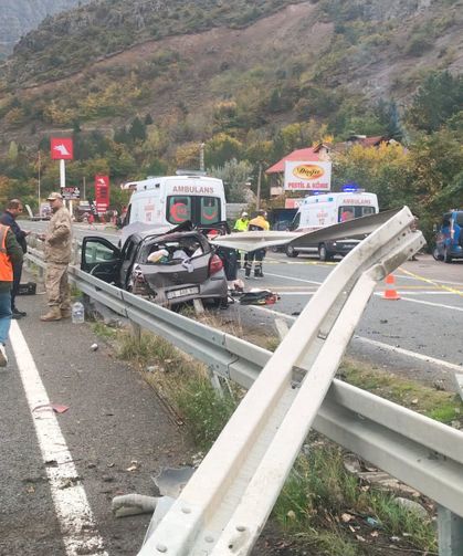 Gümüşhane'de tüne çıkışı otomobil bariyere çarptı; 1 ölü, 4 yaralı