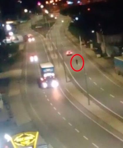 Hopa'da tehlikeye aldırış etmeden yolun ortasında yürüdü