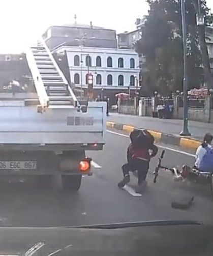 Araklı'da minibüsün elektrikli bisikletteki 2 öğrenciye çarptığı anlar kamerada