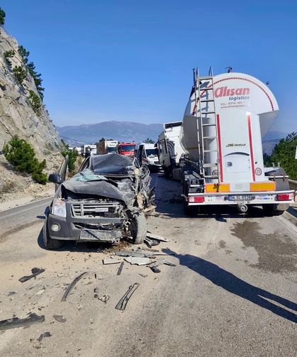 TIR'la kamyonet çarpıştı; 1 ölü, 3 yaralı