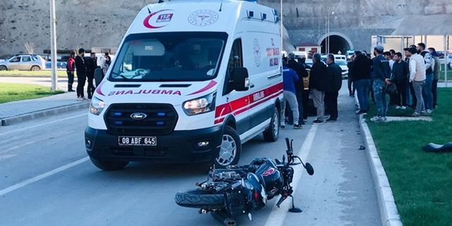 Kamyonetle motosikletin çarpıştığı kazada 2 kişi yaralandı