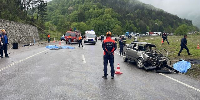 Zonguldak'ta duvara çarpan otomobildeki 3 kişi öldü