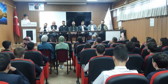 Mezun oldukları okuldaki kariyer günlerine katıldılar
