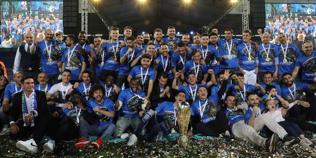 Süper Lig'e yükselen Çaykur Rizespor kupasını aldı