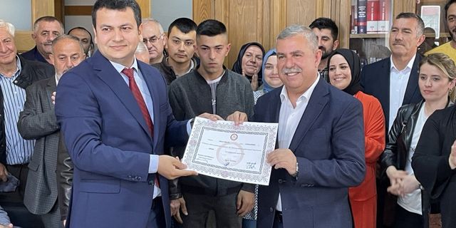 AK Parti Sinop Milletvekili Nazım Maviş mazbatasını aldı