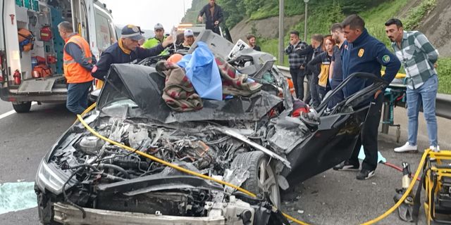 Anadolu Otoyolu'nda tırla çarpışan otomobilin sürücüsü yaralandı