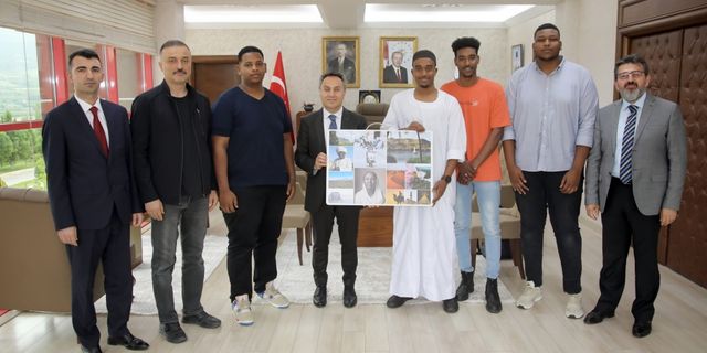 Sudanlı öğrenciler TOGÜ Rektörü Yılmaz'ı ziyaret etti