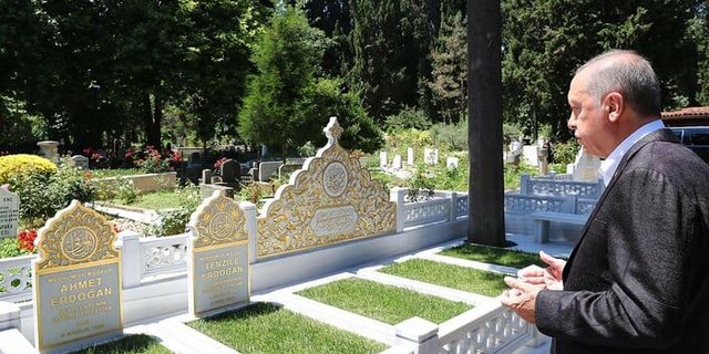 Erdoğan oyunu kullandıktan sonra anne ve babasının mezarını ziyaret etti