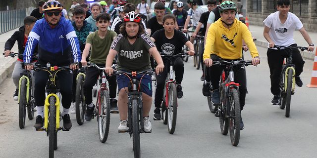 Bisiklet tutkunları "Sen de bisikletini al gel" etkinliğinde pedal çevirdi
