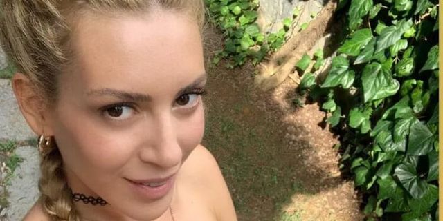 Sinem Kobal, beyaz mini elbisesiyle poz verdi