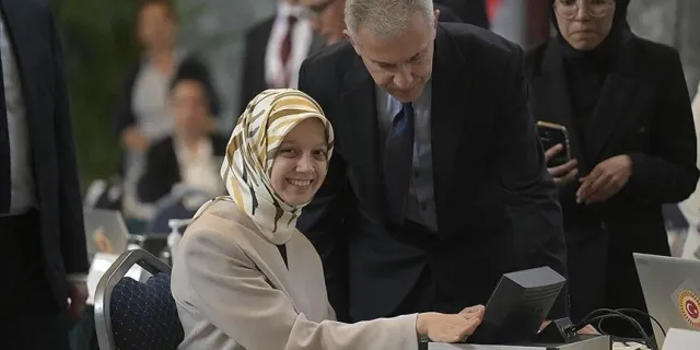Meclis'in en genç milletvekili Rizeli Zehranur Aydemir kaydını yaptırdı