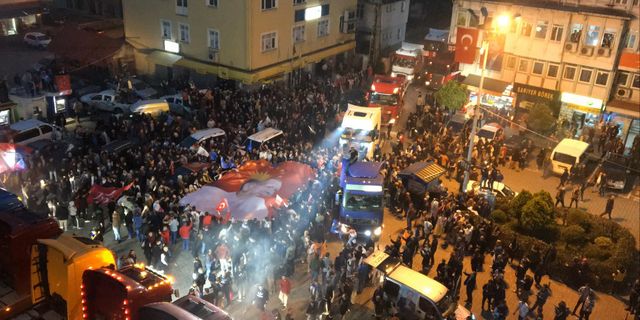 Erdoğan sevdalıları sokaklarda: Rize'de kutlamalar başladı
