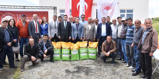 Yakakent'te siyez buğdayının üretiminin artırılması için çiftçilere organik gübre dağıtıldı