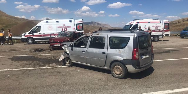 Bayburt'ta otomobil ile hafif ticari aracın çarpıştığı kazada 11 kişi yaralandı