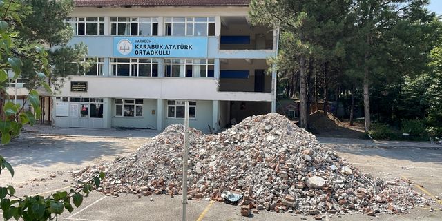 Karabük'te depreme dayanıksız okullarda yıkım ve güçlendirme çalışmaları sürüyor