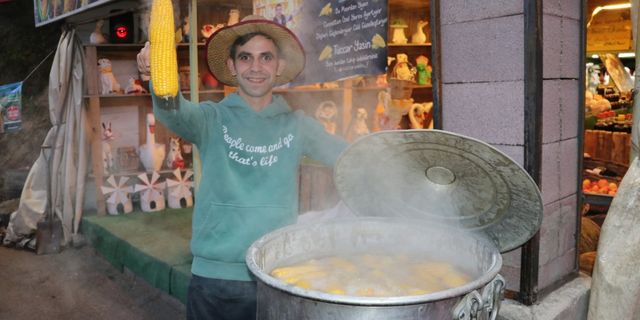 Babaannesinin yetiştirdiği doğal mısırları turistlerin beğenisine sunuyor