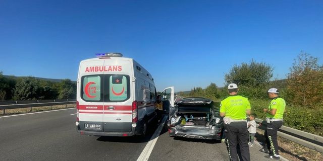 Düzce'de kazaya karışan otomobildeki çocukları polis sakinleştirdi