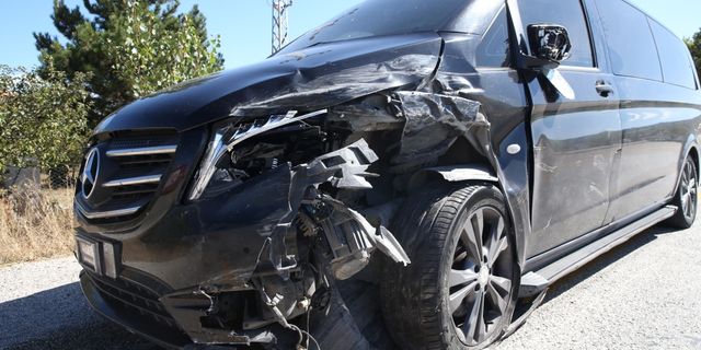 Kastamonu Belediye Başkanı'nın bulunduğu panelvan otomobille çarpıştı