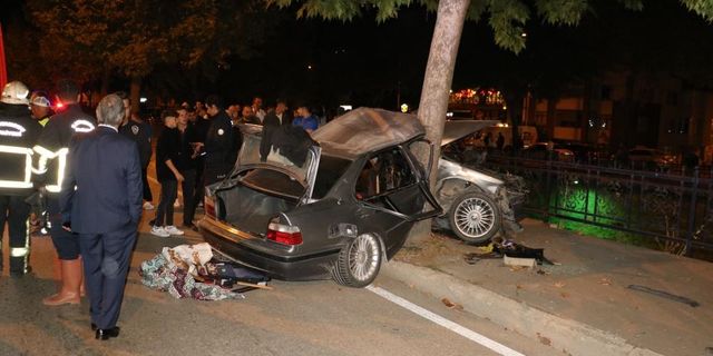 Kastamonu'da ağaca çarpan otomobildeki 2 kişi yaralandı