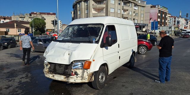 Samsun'da hafif ticari araçla çarpışan minibüsteki anne ile kızı yaralandı