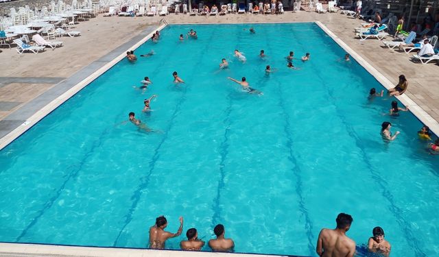 Amasya'da sıcaktan bunalanlar havuzları tercih etti