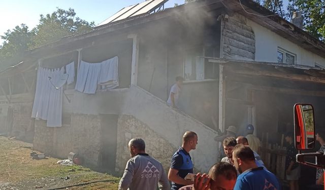 Bolu'da ahşap evde çıkan yangın söndürüldü