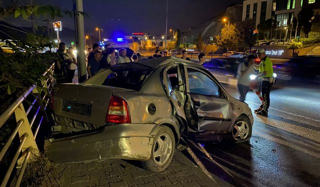 Karabük'te ağaca çarpan otomobilin sürücüsü yaralandı