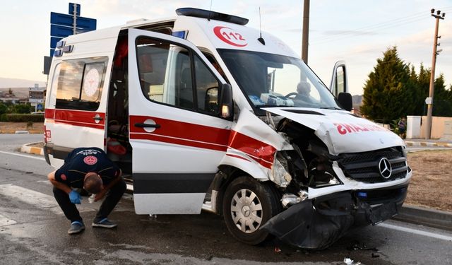 Samsun'da ambulans ile otomobilin çarpıştığı kazada 4 kişi yaralandı