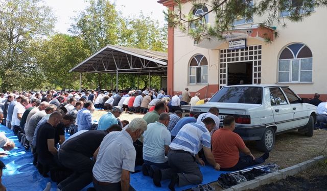Samsun'da cuma namazı çıkışındaki silahlı kavgada ölen 2 kişi toprağa verildi