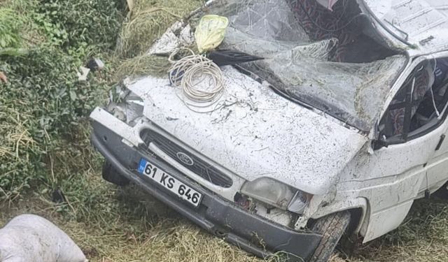 Trabzon'da kamyonetin şarampole devrilmesi sonucu 2 kişi öldü