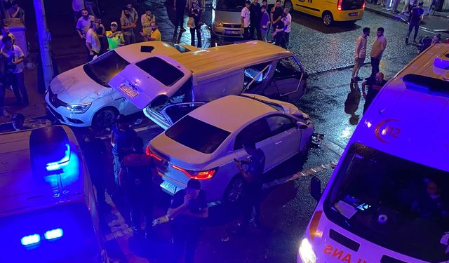 Rize'de 3 otomobil çarpıştı 8 kişi yaralandı