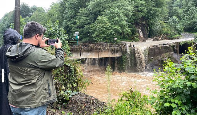 Rize çevreleri ve Artvin'in kıyı kesimi için gök gürültülü sağanak uyarısı