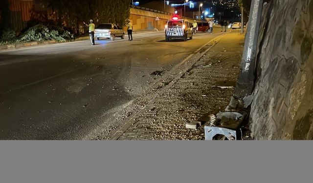 Karabük'te aydınlatma direğine çarpan otomobilin sürücüsü yaralandı
