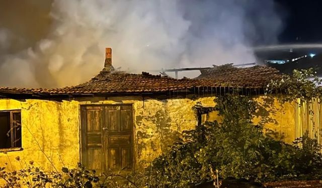 Kastamonu'da çıkan yangında 2 katlı ev zarar  gördü