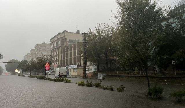Samsun'da sağanak nedeniyle ev ve iş yerlerini su bastı
