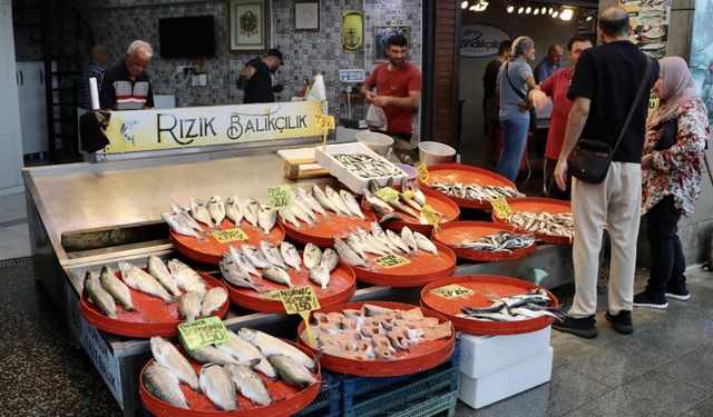 Trabzon'da av yasağının kalmasıyla balıklar tezgahtaki yerini aldı