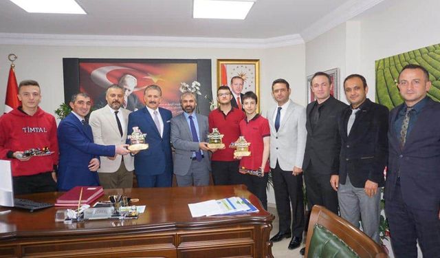 Türkiye  Birincilerin'den Müdür'e Ziyaret