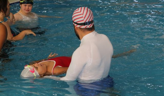 Amasya'da otizmli çocuklara yüzme eğitimi veriliyor