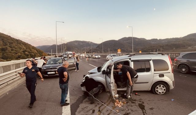 Anadolu Otoyolu'nda iki aracın karıştığı kazada 5 kişi yaralandı