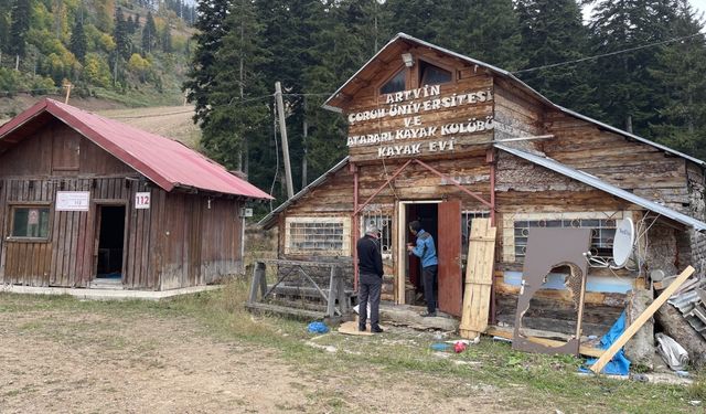 Artvin'de kayak merkezine yiyecek aramak için gelen ayılar boş binalara zarar verdi