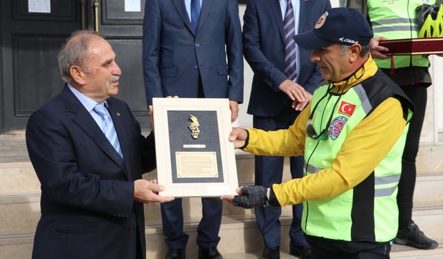 Bisikletliler Amasya'dan aldıkları Amasya Tamimi ve Türk bayraklarını Ankara'ya ulaştıracak