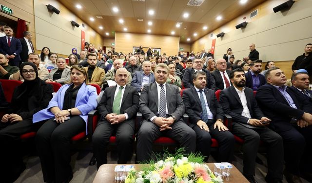 Düzce'de düzenlenen panelde medya ve yerel yönetimler ele alındı