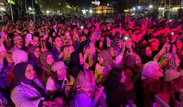 Hakan Peker Karabük'te konser verdi