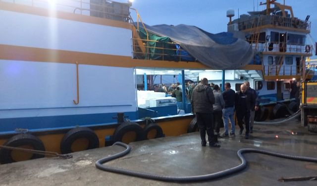 Kastamonu'da balıkçı teknesinde fenalaşan 2 kişi hastaneye kaldırıldı