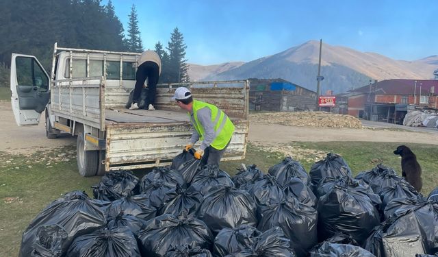 Yaylada yaklaşık 2 ton çöp toplandı