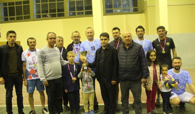 Oğuzlar 100. Yıl Voleybol Turnuvası'nda Esnafspor şampiyon oldu
