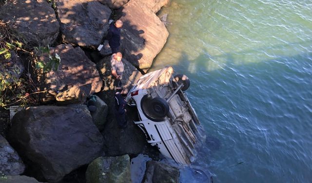 Melyat Deresine düşen otomobildeki 2 kişi yaralandı